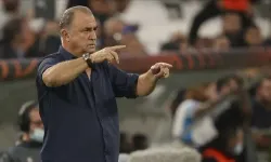 Fatih Terim’den Sinir Patlaması! Al Shabab – Al Ittihad Maçında Su Şişesi Fırlattı