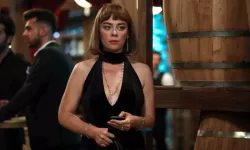Demet Evgar’dan Yağmur Altında Sürpriz Saç Yıkama! Doğallığıyla Yine Gönülleri Fethetti