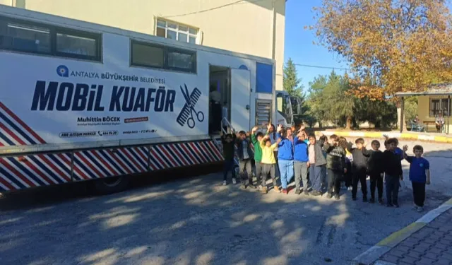 Antalya'da mobil kuaför tırı öğrencilerin hizmetinde