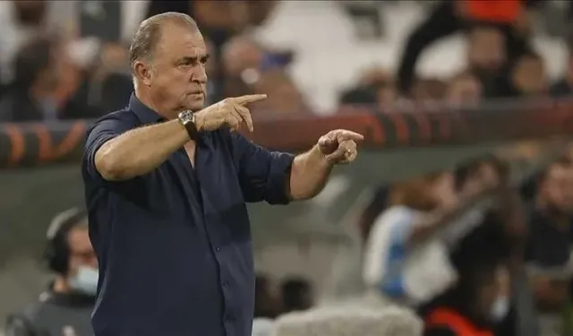 Fatih Terim’den Sinir Patlaması! Al Shabab – Al Ittihad Maçında Su Şişesi Fırlattı