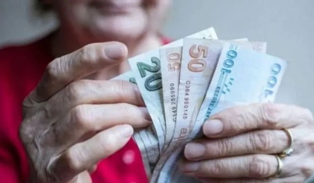 Emeklilere güzel haber! Fark ödemeleri hesaplara geçti