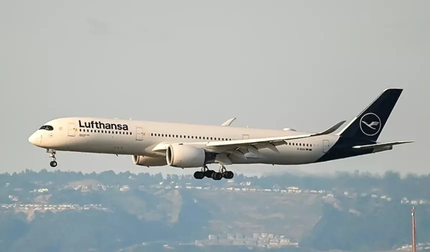 Uçakta Kabus Gibi Anlar: Pilot Tuvaletteydi, Yardımcısı Bayıldı, Kokpit Boş Kaldı